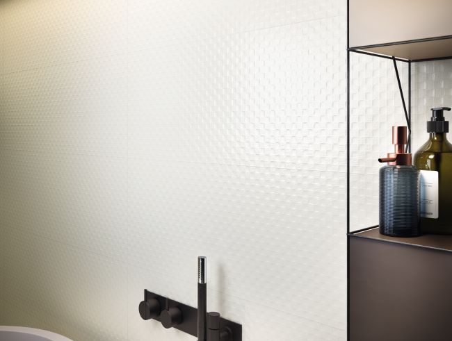 Bele dekorativne pločice za kupatilo